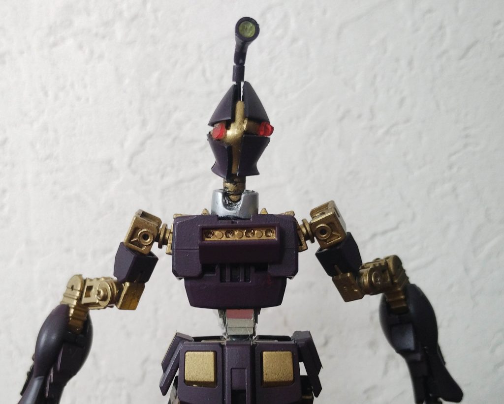 ギャンヘッドを縦にずらしました。首と頭頂部にアイロンビーズを使用しています。胴体はEGガンダムを使用、前後反転し腹部パーツを外しています。胸部がボリューム不足だったので100均のブロックを追加しました。