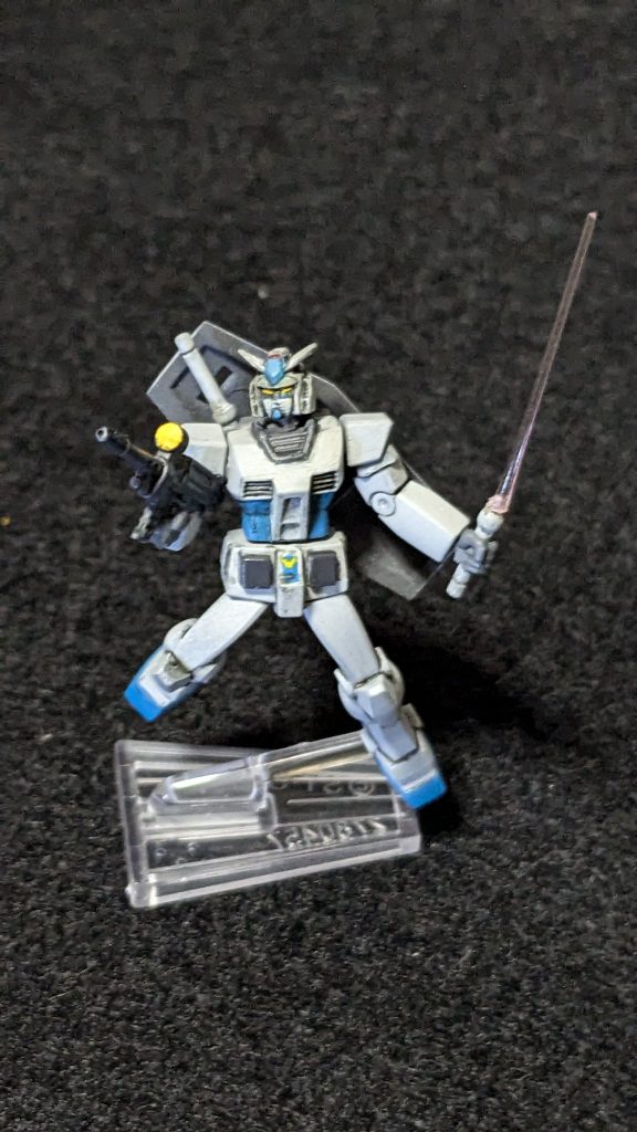  弄ったのは首の向きと角をじっとやった事、左腕二の腕と手首の角度とシールドの排除とサーベルを持たせました。　