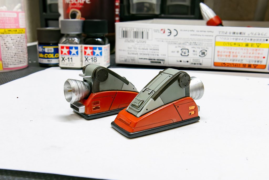 マスキングしまくって塗り分けをしたり、銅に見える部分にはハセガワ カッパーミラーフィニッシュを貼り付けたりしています。