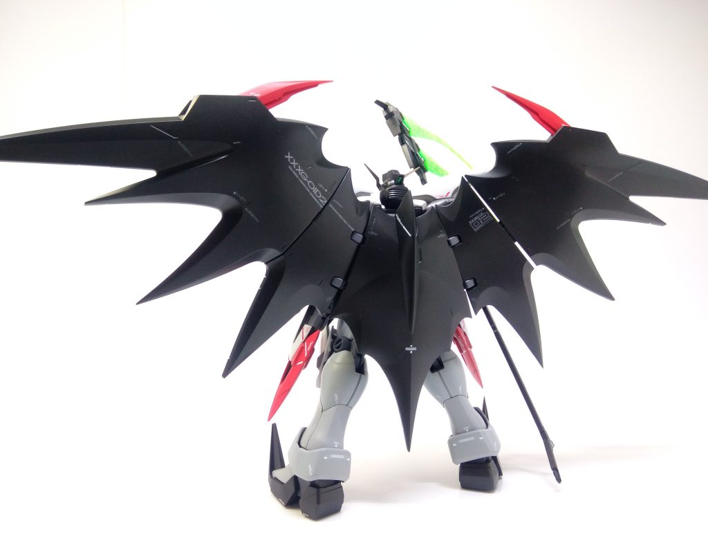 黒部分はメタリックブラックを塗った後に半光沢クリアーで仕上げています。本体の紫色が好きになれずグレーに置き換えました。黒とゴールド部以外はつや消しクリアーを吹いています。