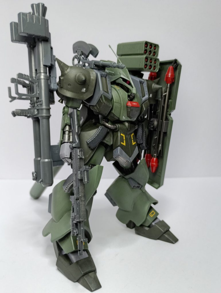 肩をグフカスタムの物ベースに小改造したものに変更。頭のアンテナも市販のパーツに変更しています。