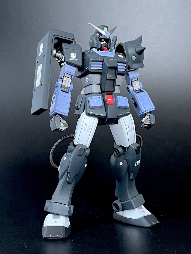 ビシッと前面。黒い三連星カラーはやはりどのMSにもハマる魔法のカラーリングですね^^モノアイ、肩アーマー、エネルギーパイプという、ジオニズムがぷんぷん匂う魔改造を行いました。