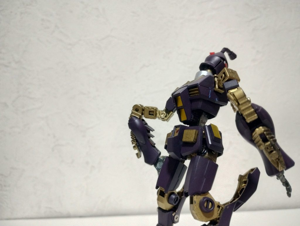 上腕はEGガンダム、前腕にはガンダムF91の脚を使用。ボルトで接続しました。手はジムです。右手は左手を加工してます。脚はHGUCガンダムを使用、大腿部は前後反転、ふくらはぎは上下反転。すねカバーを上にずらして取付。足はF91、かかとは結束バンドです。