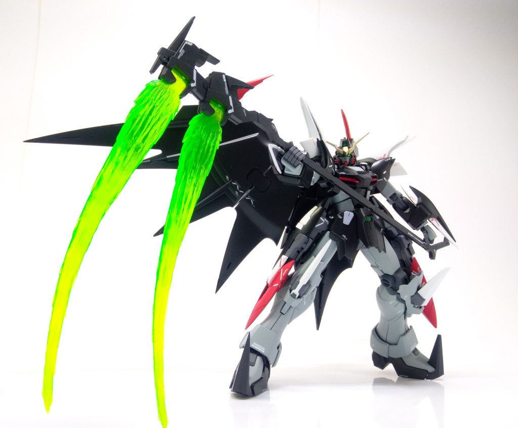 デスサイズヘルといえば2枚刃のビームシザースですが、キットのビーム刃90度は好みでないのでTV版を意識した水平2枚刃に加工しました。