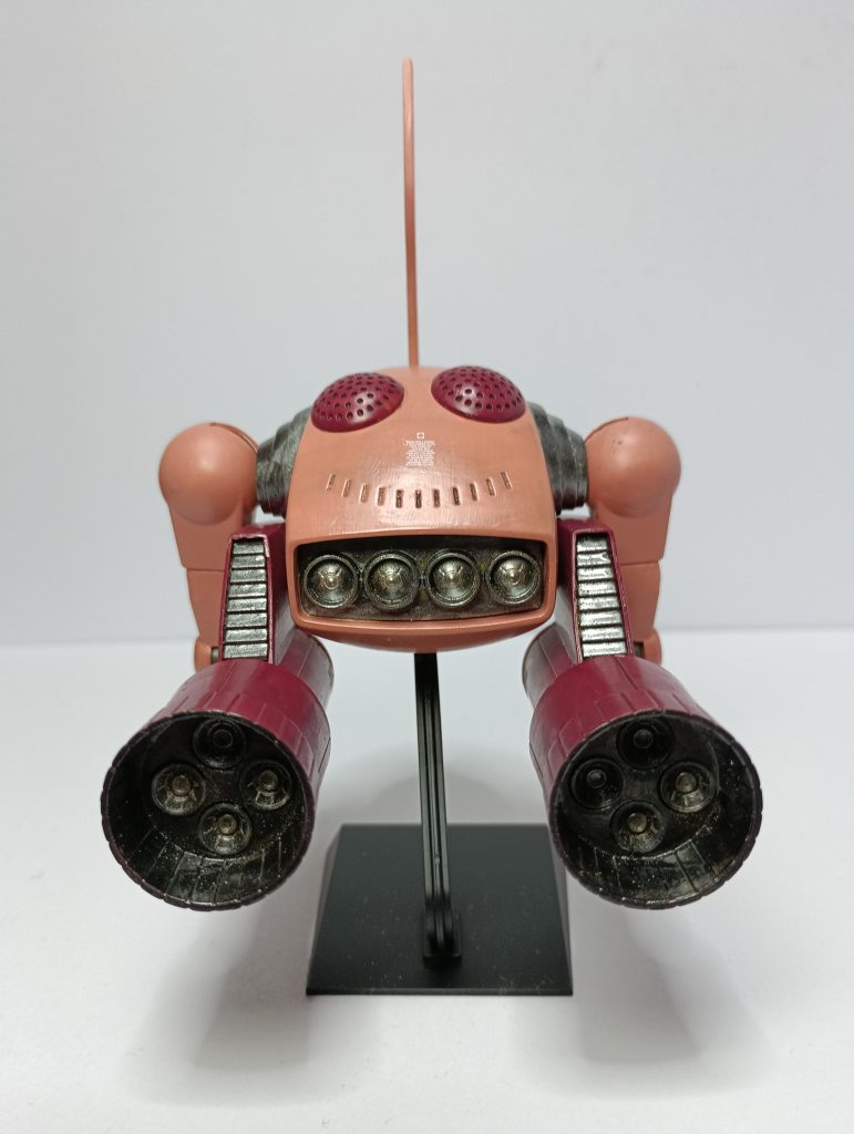 背部。後部バーニアは凹部となっているだけだったので、市販パーツでディテールアップしています。