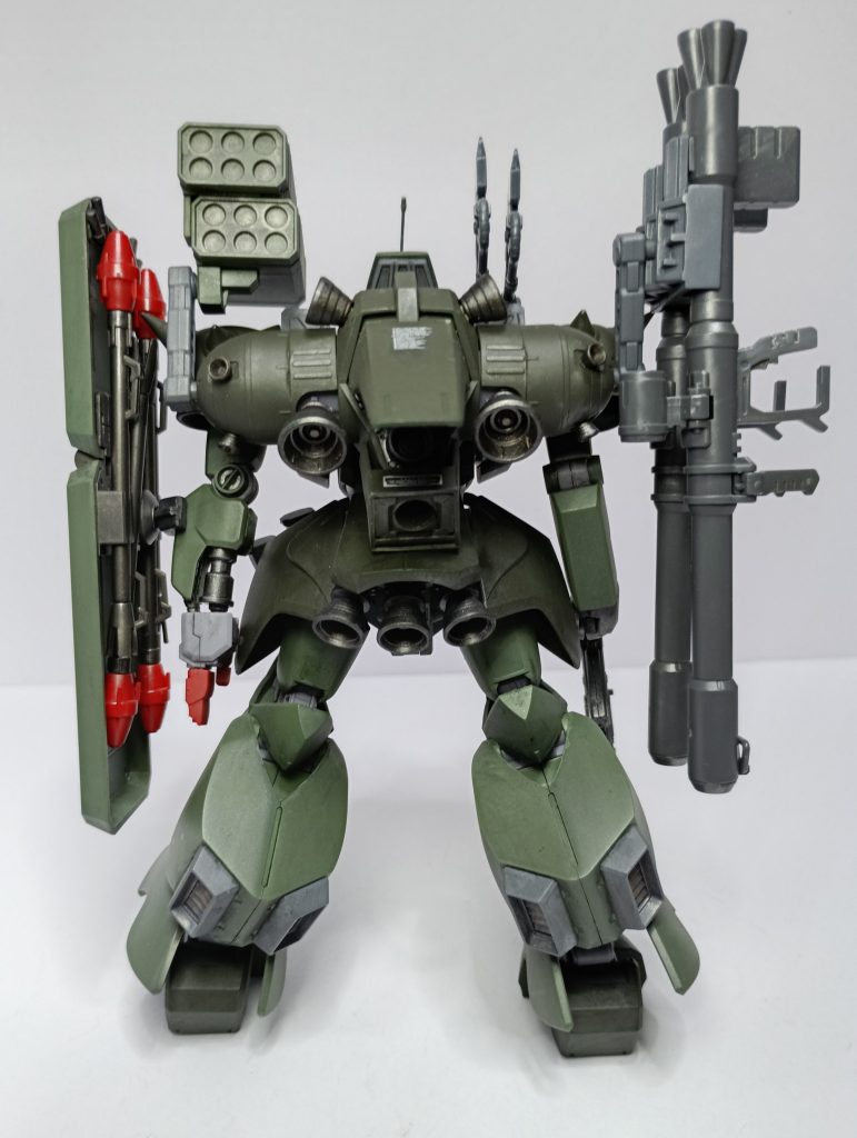 背部。バックパックはサイコザクのパーツを付けたり色々駆使して、大型化しています。あと背部スカートの形状は個人的に好きでなかったので、ぶった切って、ドムのバーニアを付けました。