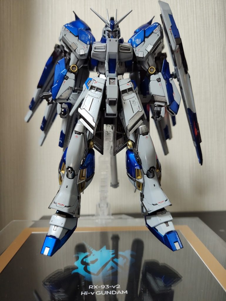 ブルー部分はキャンディ塗装で　メインカラーの白はパール塗装でチタニウムフィニッシュを意識して塗装しました