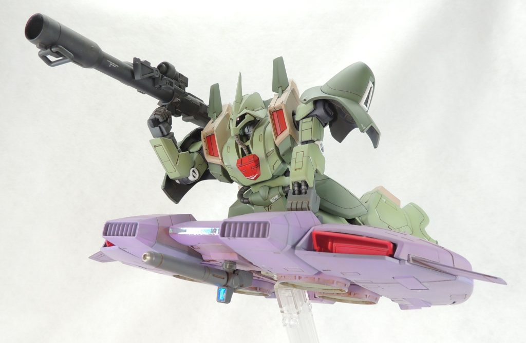 ■ベースジャバーとの組み合わせ⑴劇中、量産機がベースジャバーを使用しているシーンがあるため、以前製作した作品に搭乗させてみました。武装は、手元にあったシステムウェポンキットのバズーカに変更しています。