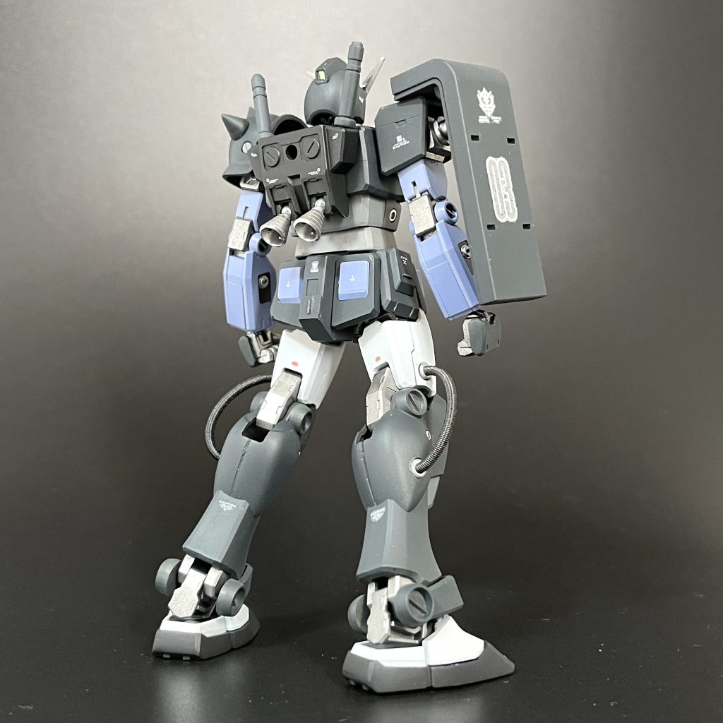 背面。使用キットはEGガンダムですので、バックパックのバーニアは一体成型。こちらはディテールアップパーツで大型化およびボールジョイント稼働を仕込みました。足パイプがジオン臭さを出してくれています。