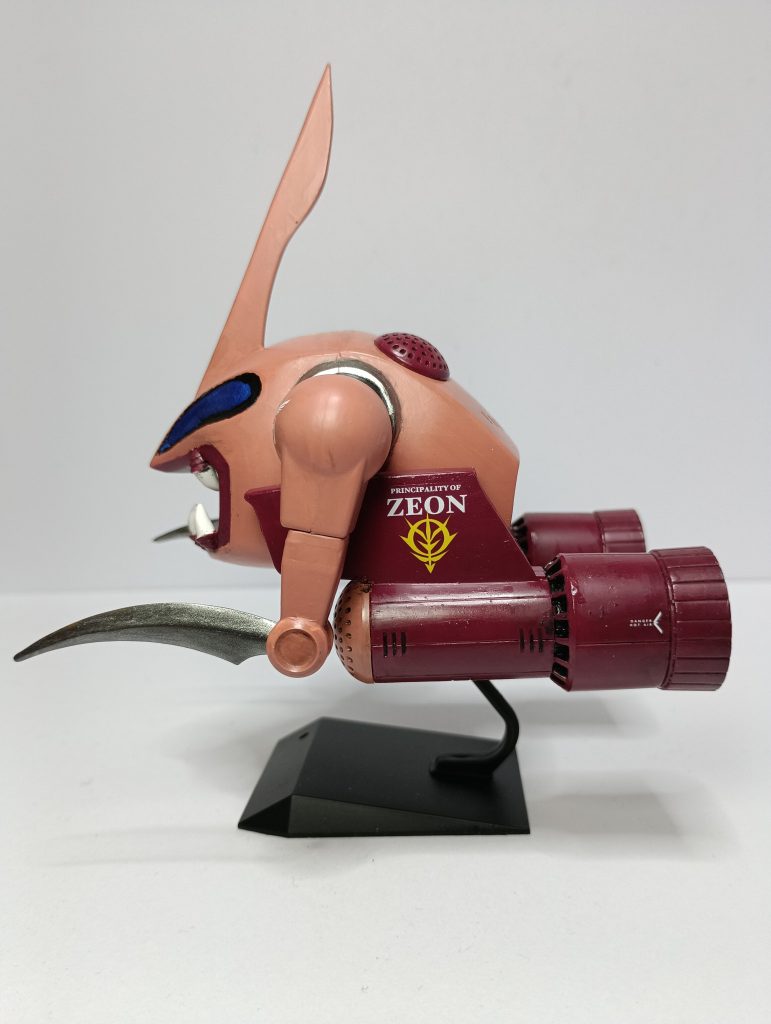 オリジナルの角は鎌のような形状なのですが、ザクの角のような形状にアレンジしています。あと、牙が元キットが薄かったので、キットのランナーを牙に接着し、厚みを持たせました。
