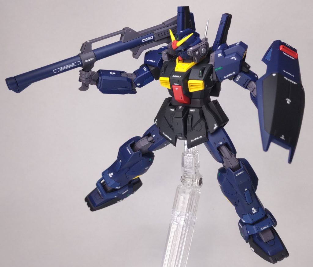 ポージングMS自体が全体的に暗めの色で構成されているので、調色する際には少し柔らかめの色を意識しました。外装のブルーは2色で塗り分け。部分塗装でメタリックグリーンで筆塗りをしています。各センサー部分はクリアのプラ板にクリアグリーンで塗装をして蓋をしています。スカート裏や足裏などの肉抜きはポリパテで埋め、ディティールアップ。塗分けをしています。