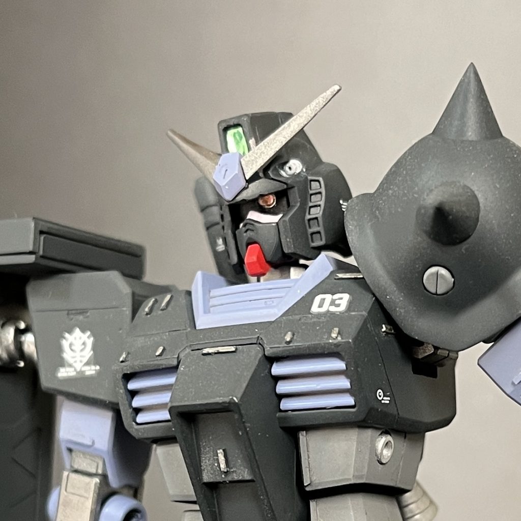 頭部アップ。モノアイレールは、ゲルググのレーザーガンの照準センサーにパテを盛り込むことで成形しています。クマドリはインパクト重視でホワイトにしています。その他、ボディー各所にプラ板やディテールアップパーツで装飾を行っていることがご覧いただけるかと思います。