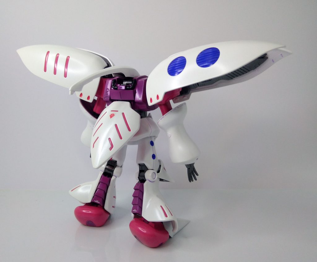 マント無しの姿がコチラ。つま先をエポパテで延長して尖らせ、腕の取り付け位置を中央に寄せたくらいの小改造です。全身パール塗装をしましたが、あまりわかりませんね・・・😭スミ入れは紫色にして往年のGFFの雰囲気を😁モノアイはピンク色の作例が多いですが、自分のイメージ優先で蛍光グリーンにしました。