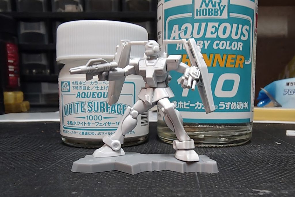 はじめて使ってみたクレオスの水性ホワイトサーフェイサー。なかなかしっかりとした隠蔽力。水性塗料を使うのがはじめてだったのですが、匂いがほとんどなく手軽でいいですね。