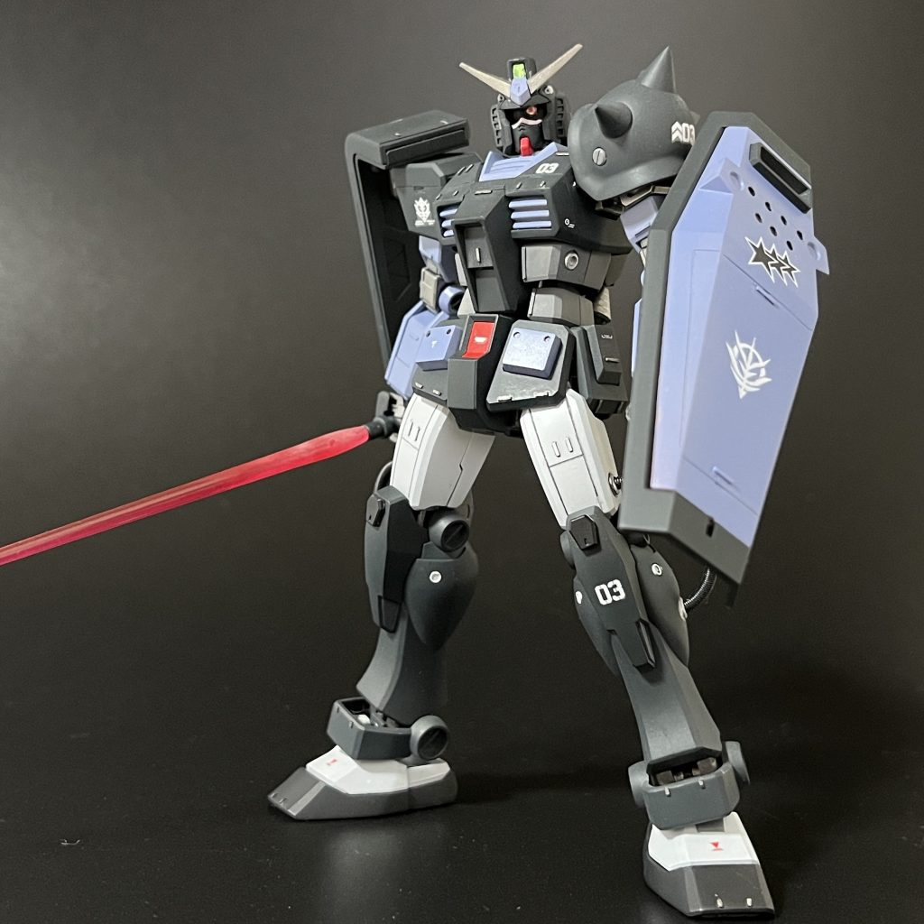 ガンダムシールドはオミットしようかとも思いましたが、三連星カラーで塗装。ブチ穴やスジボリで装飾しています。また、連邦の十字マークはもちろん消しています。