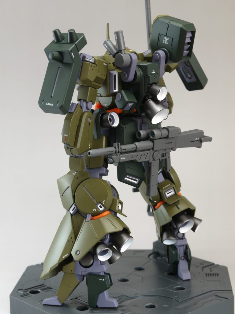 設定画にはありませんが、アタッチメントをつくっておしりのフレームに差し込み、ノーマルのライフルをマグネットで着脱出来るようにしました。