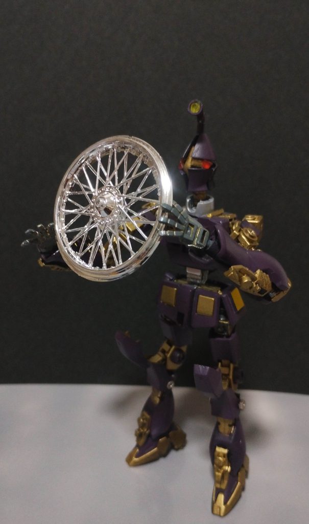 バイクのホイールを持ち上げている。何がしたいのだろう？