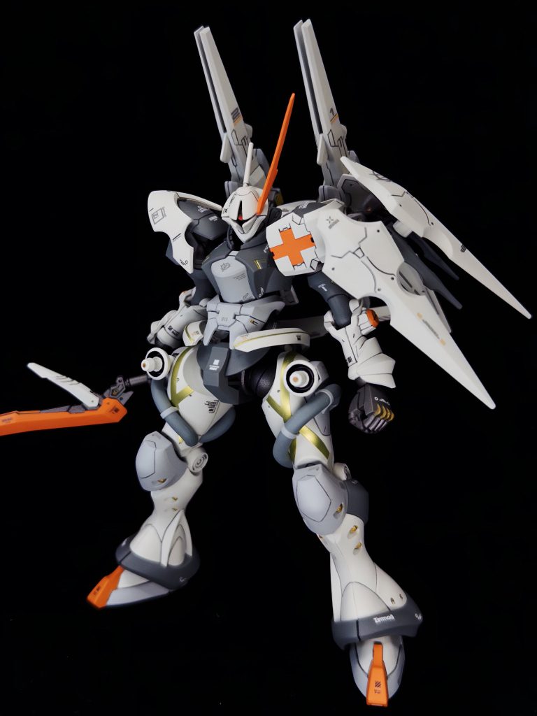 以下機体設定ですー主な特徴として、エグザベの優れた機体制御能力を生かすべく、機体軽量化のためハクジ及び大型シールドはオミット左肩部に高性能レーダーを兼ねた耐ビームシールドバインダーを装備している他、頭部には指揮管制用の大型のアンテナを備えている