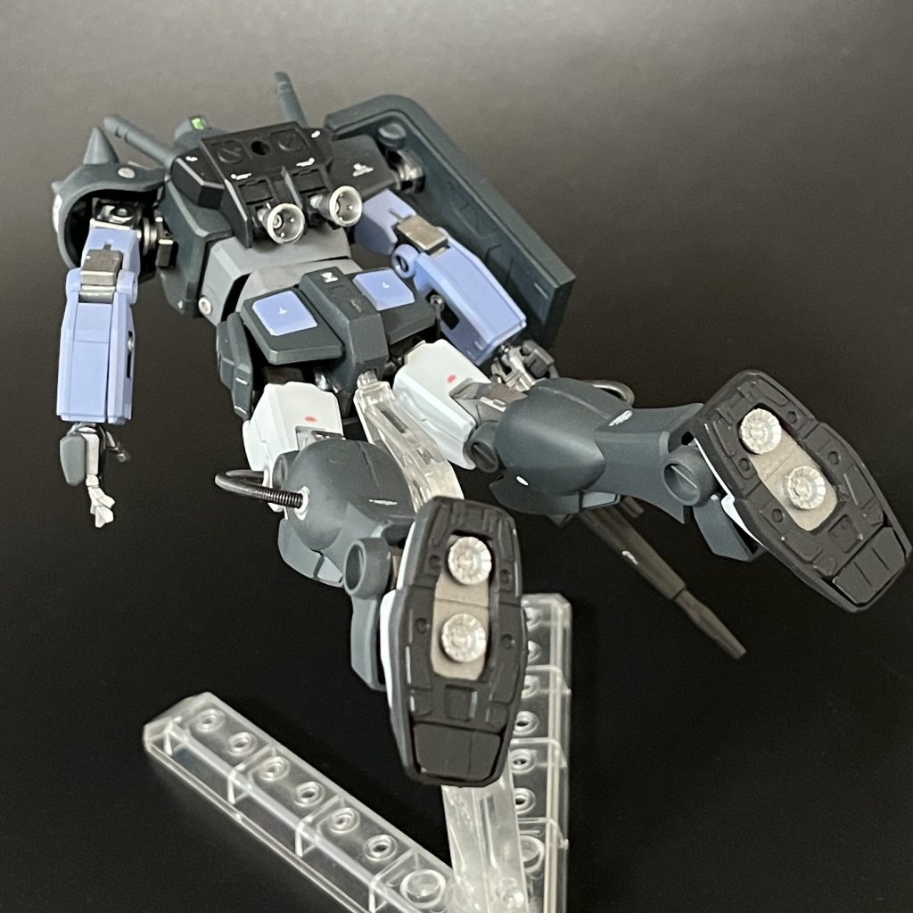 それでは、最後にビューンと飛翔ポーズで！足裏カッコよくまとまりました！それでは皆さん、また次回。シャア専用に塗ってみても面白かったかも！？ご覧いただきありがとうございましたm(_ _)m