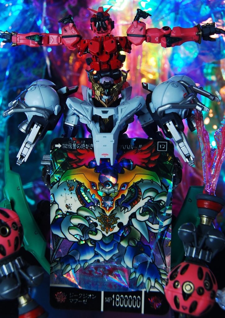 元ネタはSDガンダム外伝 機甲神伝説よりジークジオンマブーゼ。ただ、元ネタを知らない人でも「こういう機体」として見れるように意識して作りました。オマージュの多いGQuuuuuuXらしい作品になった気がします。 マブーゼのモチーフはノイエ・ジールらしい?のですが不明な意匠もかなり入ってるので、こんな元になった機体がいたんじゃないかと想定してリバースエンジニアリング的に形を考えてみました。 けっこう異様な形になったので、この機体がどう動いてどう戦うのか、どう映るのかを考えるのには思いのほか苦戦。機体のイメージが伝わる写真になってたらいいなと思います。