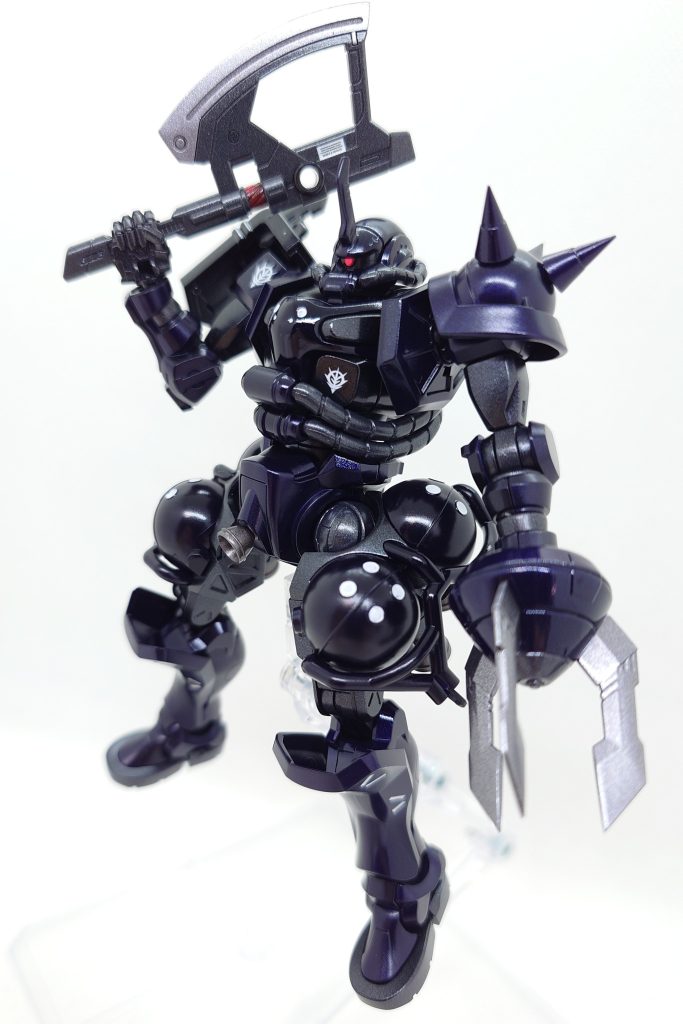 左ショルダーのパトランプは削除して大きめのスパイクを設置しています。左腕は大型クローに換装しています。