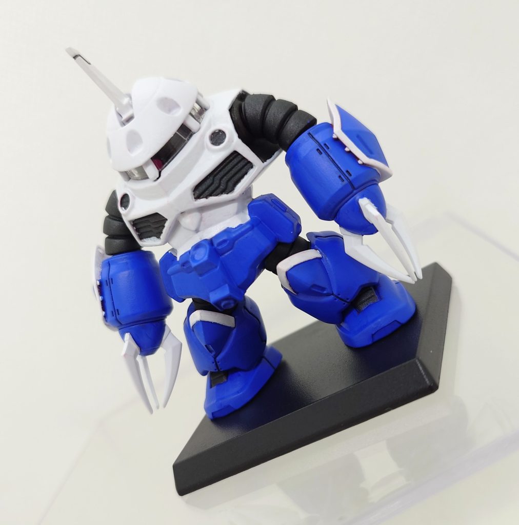 水性ホビーカラーを筆塗りでちまちま塗ってみました。パーツ分割されていない奥まった部分は中々塗りにくかったですが、できる範囲で塗ってみました(zaku-kao4)