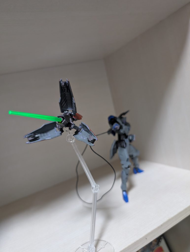 シールドミサイルをぶっ放すミカエリ……ギャン！