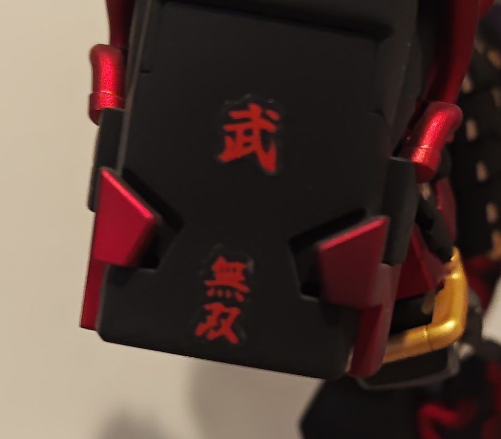 右肩と鞘にはセリアのホビーステッカーを貼ってます。デカール並みに極薄のシールで、トップコートを厚めに吹くと目立たなくなるかもしれません。