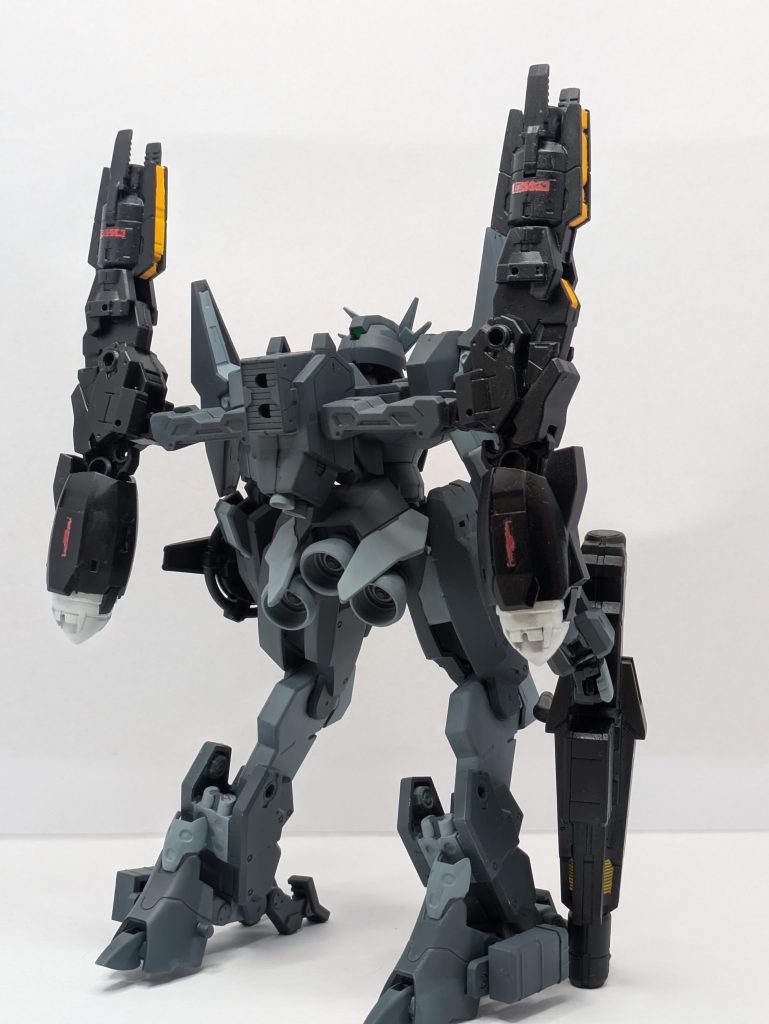 じゃあやってみるか、と軽い気持ちで製作を開始。本体はネイビーブルーを明暗二色で塗り分け、武器は水性ブラックをベタ塗り。要所にアクセントとして黃橙色をいれ、さらにデカールを貼りました。それとGNドライヴのみディアクティブホワイトを塗っています。