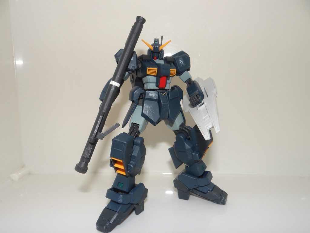 武装はνのビームサーベル、D型バス、シールドブースターのビーム砲です