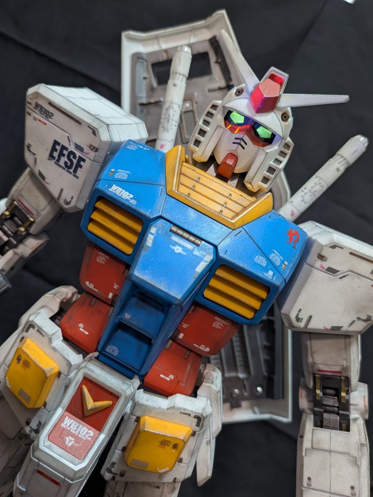 デカールは付属のものの他に、MGガンダムver.3.0のものを使って、うまいこと情報量増やせたかなと思います。パーツひとつひとつが大きくて、ガンプラを組み立ててるというよりか、レゴを組み立ててる感覚に近いかも笑