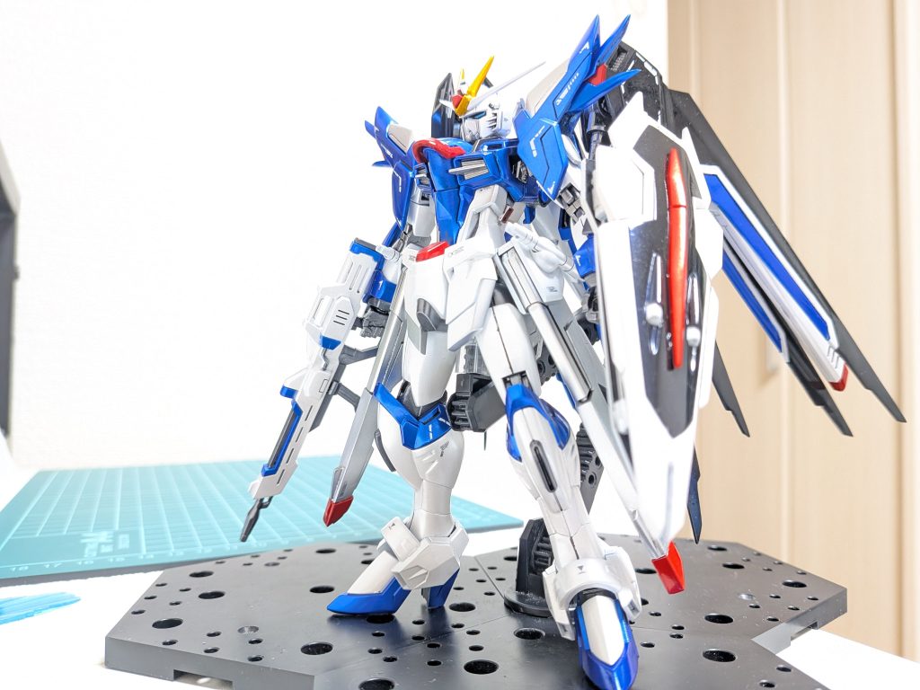 立ち姿ライフル、シールド共にフリーダムに近い形状に変更しました。