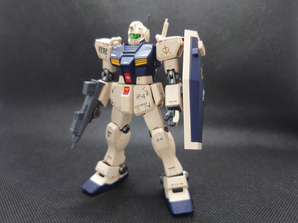 ベースの白は、アサヒカラーのクリエイティブカラースプレーのアースベージュを使っています。デカールは色々余っているところから持ってきました。RGのマークIIが多めです。