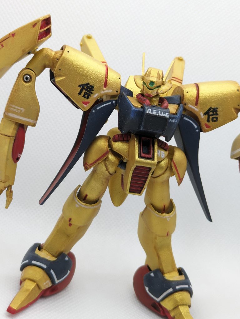 頭や肩のブースター部分の可動範囲をアップさせてポージングがし易いようにしています。