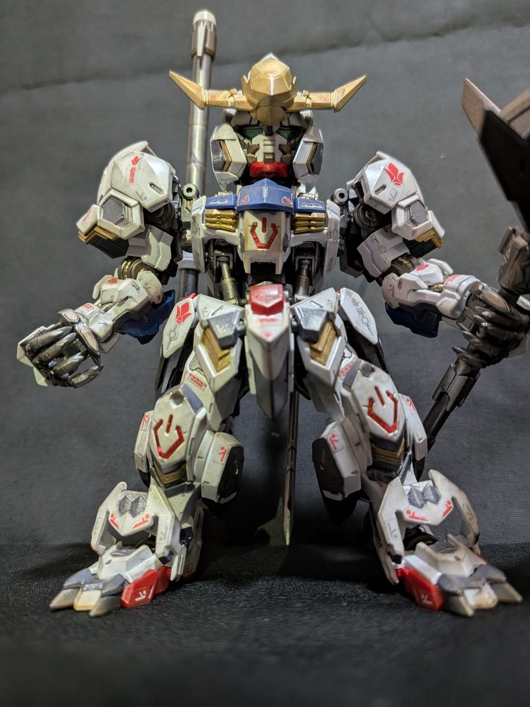 フレームはガンメタ、黄色→金色（ダイソーのスプレー）、一部外装をガンダムマーカーのグレー、あと細かいところチマチマと塗装してます。
