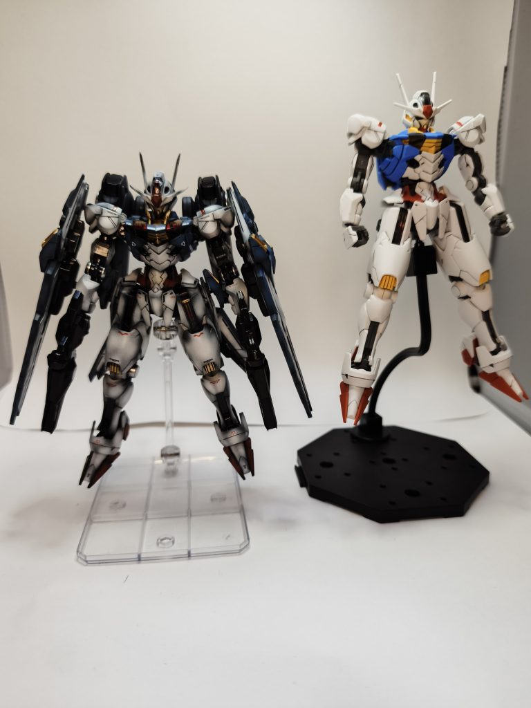 こちら右が一年前にガンプラを始めた頃作ったエアリアルとの比較になります。