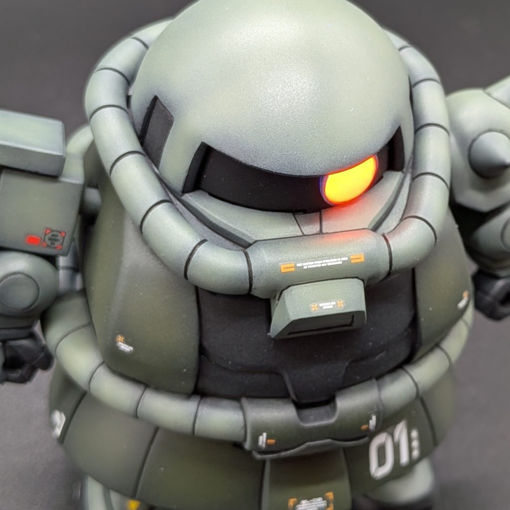 塗装は全て水性ホビーカラー、くどくならない程度の黒立ち上げ、モノアイはレジンと蛍光レッドを混ぜたものを使用＋プラパイプで作成。