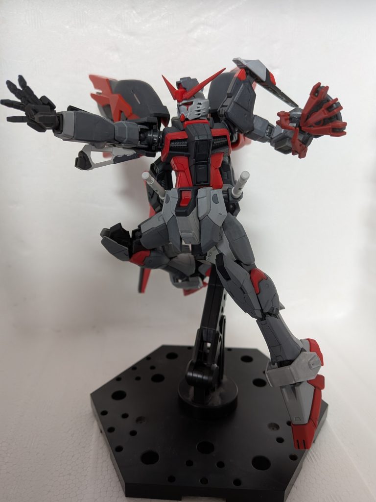 右腕の肘ブロックを軽く削って、フラッシュエッジ2を1基接着しています。ロストを恐れたレジスタンス技術者によって完全な近接格闘・防御用の装備として接合されており、ビームシールドのエネルギーラインと直結させて以前よりも高出力のビームソードが使えるようになっています。パルマフィオキーナは手の甲部分をRGガンダムMk-IIから流用してシンプルな外見にしています。出力と収束率を調整して、ダガーLのビームカービン相当の扱いやすい武器になっており、頭部CIWSを除くと唯一の射撃武器となっています。