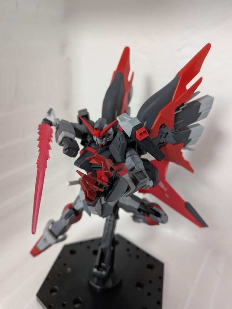 トップコートが一部カブリを起こしてしまいましたが、初塗装初トップコートにしては上手く行ったのではないか、と思っています(思い込もうとしています)。約20年も心に刻み込まれた機体なので、難しい部分や悩んだ部分もありましたが、最初から最後まで楽しく改造作業が出来ました。当記事を最後まで見て下さった方々と、あの黒いデスティニーを描いた絵師様へ、最大級の感謝を。