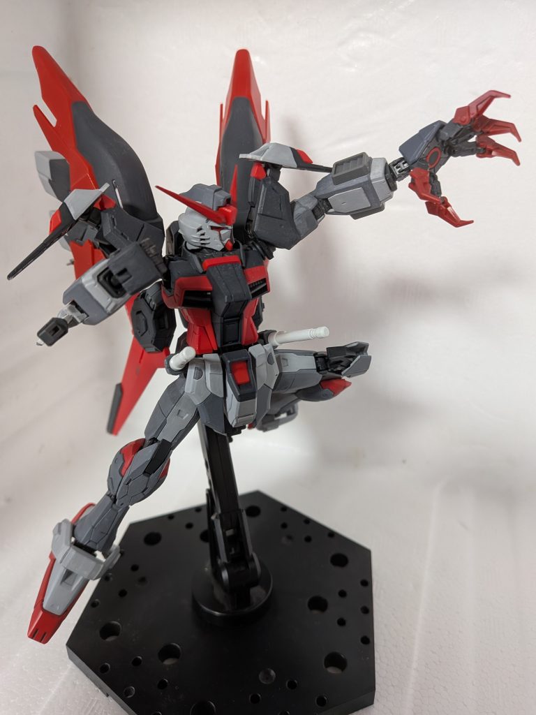 ある意味で一番の目玉である左腕は、HGアメインゴーストの左手ボールジョイントを切り飛ばし、デスティニーの手首ボールジョイントを移植しています。また前腕の両側面と肘側にコトブキヤのアフターパーツで冷却ダクトを取り付けました。近接格闘用クローと超高出力ビームエミッターの複合兵装としてレジスタンスが改造を施したもので、特にビームエミッターはビームシールドとパルマフィオキーナのエネルギーラインを直結させた事で、ヤタノカガミだろうとビームシールドだろうと問答無用で貫通する威力を有しています。ただし射程が5m程度と極端に短く、エネルギーラインへの過負荷と膨大な熱が発生するので、使用は1度の戦闘で1発のみとなっています。制限を盛りに盛った切り札を内蔵する異形の腕、ロマン最優先で改造しました。