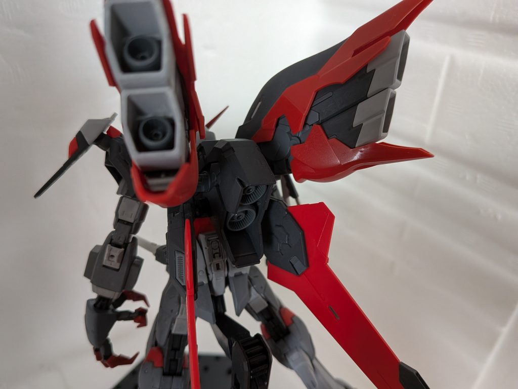 バックパックは見たまんま、シナンジュのバックパックを背中の外装と一部フレームごと移植して、カウルその他をデスティニーのウイング風に塗装しました。またC.E.のMSにプロペラントタンクは個人的には似合わないような気がしたので取り外し、代わりにジャンクパーツを利用して腰に付けられなかったフォースのウイングを接着しました。ミラージュコロイド技術なんて当然レジスタンスには到底扱えない代物なので、同組織が開発した大型バックパックに換装した、という設定です。またその際にフォースシルエットのウイングをスタビライザー兼スラスターとして移設したものの、最高速度以外は元のウイング装備時より劣ってしまっているようです。