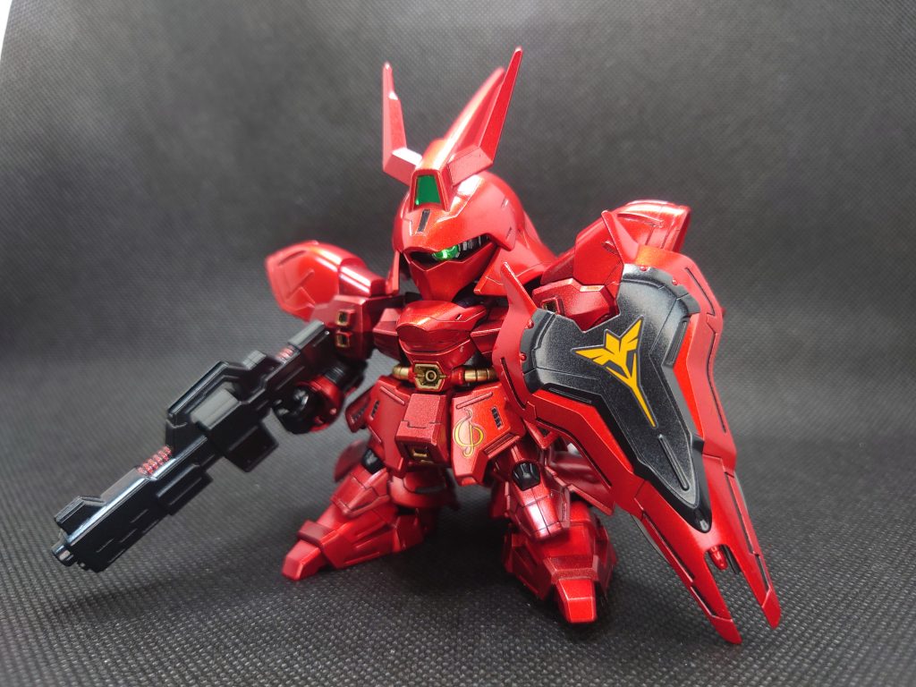 今回もカラースプレーです。キットは全身黒なので、濃い赤はそのままメタリックレッドを、薄い赤はシルバーを吹いた後にメタリックレッドを吹いています。黒い部分はメタリックブラックです。