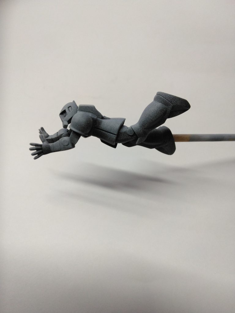 下地はクレオスの黒サフの上にグレーサフを斜め上から吹いて明暗つけてみました。にしてもガンタンクの次が旧ザクとは渋い、渋すぎる!でもガデムの親父好きなのでいいッス。