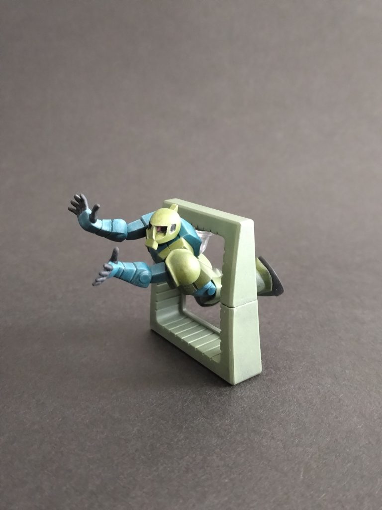 サフの後に白のドライブラシでエッジ強調してから塗装しました。青と緑、黒をアクリル絵の具のターコイズ、オリーブ、ブラックで塗り分けています。モノアイは蛍光ピンクを乗せました。