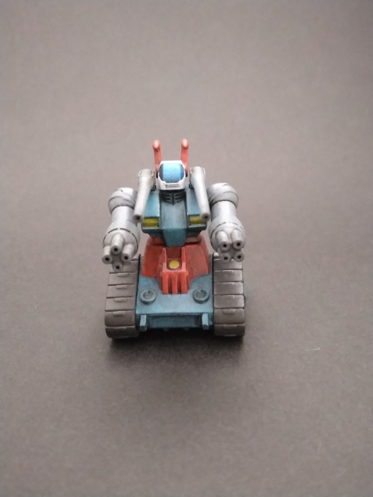 主砲(?)とバルカンは砲口掘り直しました。塗装は赤、青、黄、白が100均アクリル絵の具のローズピンク、ターコイズ、マスタード、ホワイト、キャノピーは蛍光ブルー、灰色はタミヤアクリルのニュートラルグレー、履帯もタミヤアクリルの履帯色で筆塗りしました。