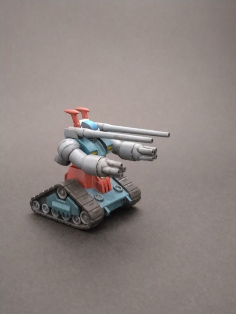 薄めた塗料を塗り重ね黒下地が透けるように意識したのですが、ついつい厚塗りしてしまいました。仕上げにタミヤスミ入れ塗料で汚しとスミ入れしています。パステルで履帯や下回りを埃っぽくしたり砲口や背部の排煙口(?)をスス汚れっぽくしたのですがツヤ消しスプレー吹いたら見事に見えなくなってしまいました。