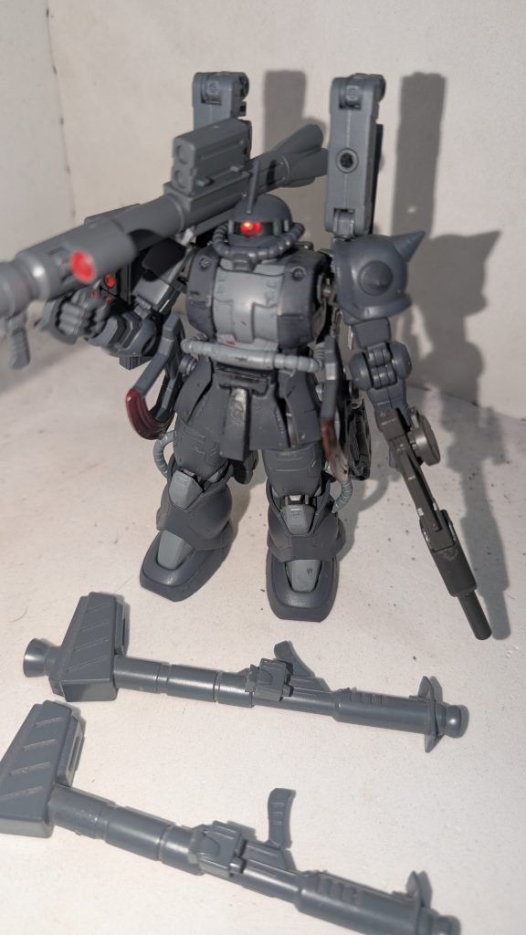 実は自分、『ガンダムブレイカー・シンフォニーRe:BREAK』のシュバルツクーゲルに脳を焼かれてまして。もとはと言えば連載途中の段階でヤコをオリキャラとして参加応募したのが始まりですが、そこでさくらおにぎりさんからお出しされたのがシュバルツクーゲル。まさかまさかの大活躍ですよ。……という思い出語りはさておき、組み立て済みオリジンザクをリペイントするはずがいつの間にか自己流シュバルツクーゲル制作へと目的が変わった結果が今回の投稿です