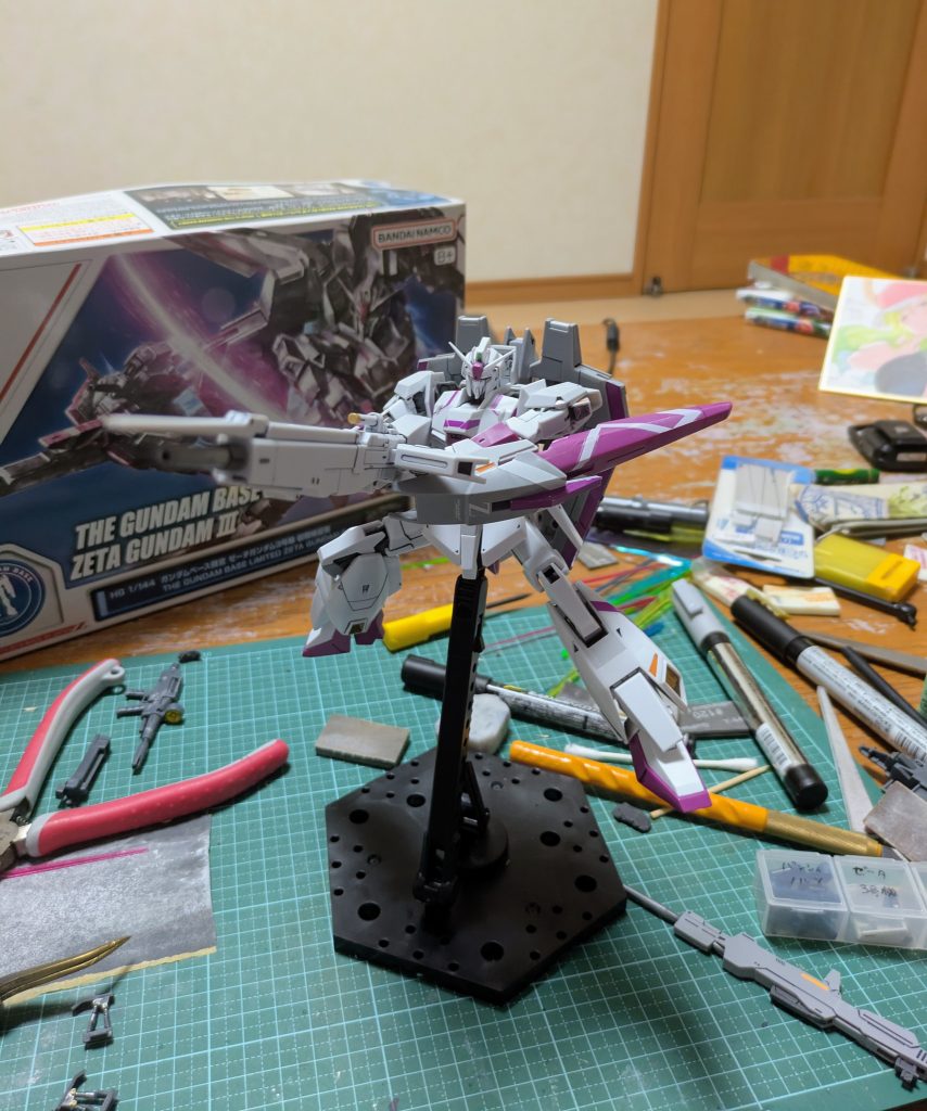 ハイパーメガランチャー装備です。銃口にビームエフェクトを付けれるそうですがしょぼそうなのでやめました。後ろのポストカードはメイドラの映画のです。