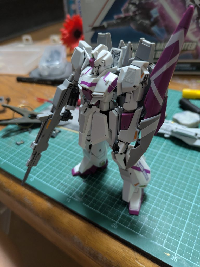 自分の机でやればそれっぽくなるようです。今回は初の合わせ目消しに力を入れたキットで、見えづらいですが肩とか武器に+艶消しで作ってあります。銃器には一部マーカー塗装も。