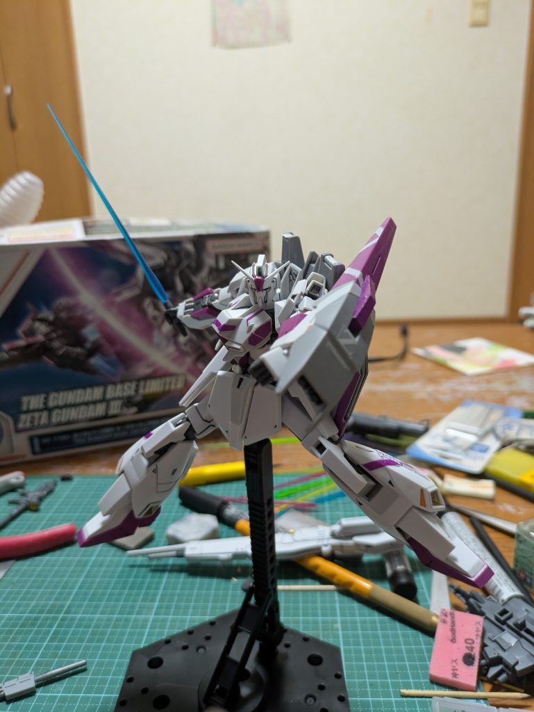 別の奴っぽさそうなポーズ…ですが「カッコいいかも?」で前のhi-νのビームサーベルを使用で。このキット腕辺りがフニャッとしててポージングが少し難しいんですね。